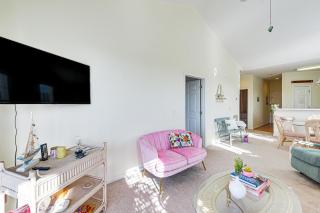 Sunset Beach Condo with Balcony, 5 Mi to the Ocean! - Sunset Beach - 6