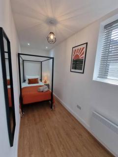 2 bedroom central apartment near station - 2