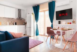 Christmas Market Downtown Apartment Boutique - Blue & Pink - 0