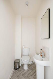 Stunning Private room in a Home - TV, Bathroom & Parking! - 4