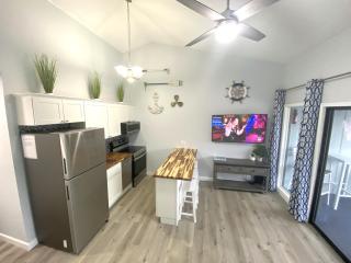 B Lakefront! Remodeled, Boat Slip, Patio Views, Pool, Boat Ramp, WIFI - Osage Beach - 2