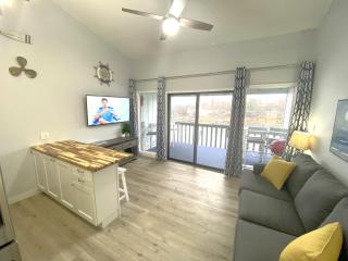B Lakefront! Remodeled, Boat Slip, Patio Views, Pool, Boat Ramp, WIFI - Osage Beach - 4