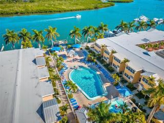 Gulf Coast Gem Private Condo - 2bed, 1bath, Sleeps 6, Across the Street From Beach & Gulf, Game Room, Pool - 9