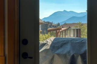 Mountain Escape sleeps 10 Guests in this 3BD 2BT Top Floor Condo with Mountain View - 3
