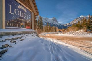 Mountain Escape sleeps 10 Guests in this 3BD 2BT Top Floor Condo with Mountain View - 1