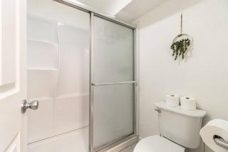Modern Haven: Chic Studio Getaway - Reno - 7