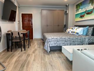 Patong Vacation Rentals - Located in the Heart of Patong, Studio Apartments walking distance to the beach, King Bed, Kitchen, Private Bathroom, Seating Area, 65" Smart TV with Free WIFI - Patong - 6