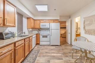 Stylish-Serene Midtown Getaway: Retreat for Two - 5