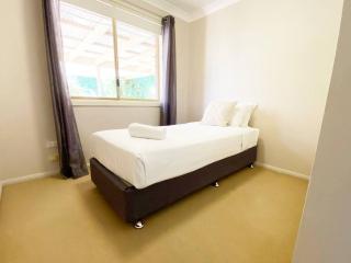 Large 4BR haven with lake views - Wagga Wagga - 3