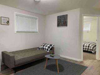 Guest Suite with Queen Bed -Home Away from Home - Regina - 5