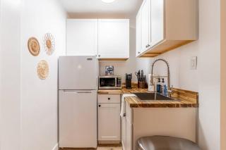 Riverside Glam: Stylish Urban Escape - 4