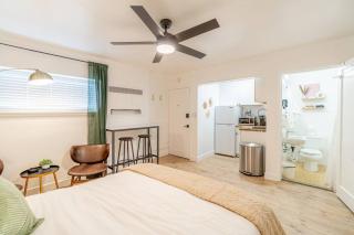 Riverside Glam: Stylish Urban Escape - 7