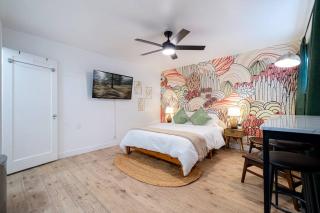 Riverside Glam: Stylish Urban Escape - Reno - 9