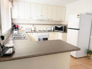 Suburban Bliss - Elegant Villa 2 - Wagga Wagga - 4