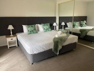 Suburban Bliss - Elegant Villa 2 - Wagga Wagga - 6
