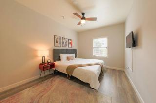 Minutes to Broadway KING bed with optional garage parking - Nashville - 8