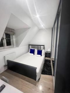 Oxley Comfy House Milton Keynes- Contractors 1st Choice Spacious 6 Bedrooms Group Trips & Weekend Stays Sleeps 14 Free Parking Milton Keynes - Near M1 J14 - 7