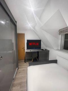 Oxley Comfy House Milton Keynes- Contractors 1st Choice Spacious 6 Bedrooms Group Trips & Weekend Stays Sleeps 14 Free Parking Milton Keynes - Near M1 J14 - 6
