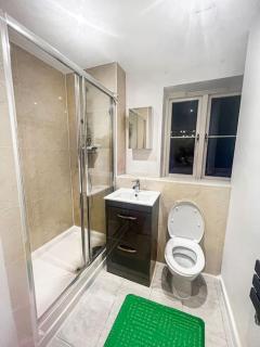 Oxley Comfy House Milton Keynes- Contractors 1st Choice Spacious 6 Bedrooms Group Trips & Weekend Stays Sleeps 14 Free Parking Milton Keynes - Near M1 J14 - 3