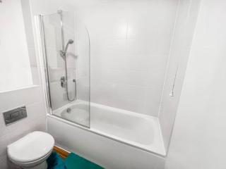 Oxley Comfy House Milton Keynes- Contractors 1st Choice Spacious 6 Bedrooms Group Trips & Weekend Stays Sleeps 14 Free Parking Milton Keynes - Near M1 J14 - 2