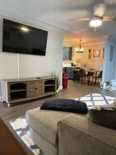 Cozy1King1Queen/1.5bth2min Frm UpTown - 2