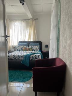 A Cheerful Furnished Bedroom Retreat - Johannesburg - 9