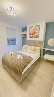 New King-size bed en-suit, luxury refurbished home - Newark upon Trent - 8