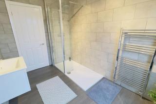 New King-size bed en-suit, luxury refurbished home - Newark upon Trent - 5