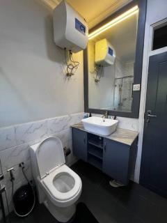 Modern Home with 75” TV, 5mints from Beach & City - Dar es Salaam - 8