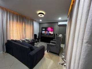 Modern Home with 75” TV, 5mints from Beach & City - 7