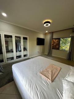 Modern Home with 75” TV, 5mints from Beach & City - 1