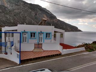 Beachfront Apartment - Sleeps 3 & Free Parking - Aryinónda - 5