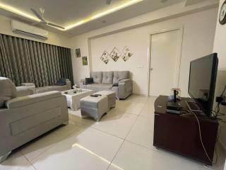 3 BHK APARTMENT FOR BUSINESS Or COUPLES ONLY - Ahmedabad - 0