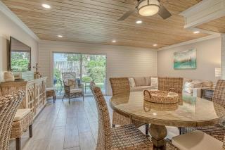 Southbay 101 Completely Remodeled 3 Bedroom Townhome only 30 Yards from the Beach - Destin - 0