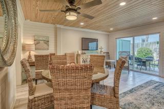 Southbay 101 Completely Remodeled 3 Bedroom Townhome only 30 Yards from the Beach - Destin - 5