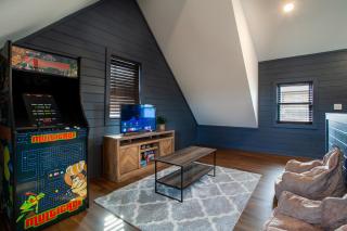 Chalet Amelia Lake View HotTub Fireplace Arcade - Dandridge - 0