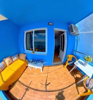 Top Floor Beach Front Apartment Blue House - Haraki - 5