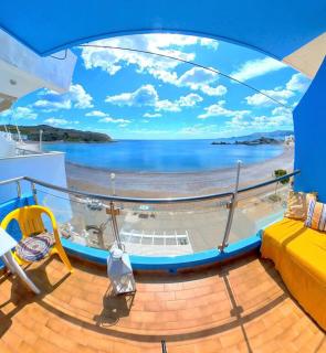 Top Floor Beach Front Apartment Blue House - Haraki - 6