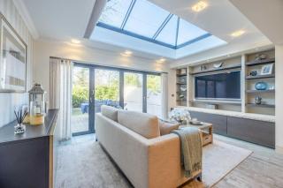 Elegant 4-Bed Home,Private Garden,Parking - Virginia Water - 8