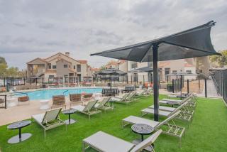 Family Adventure 2BR Pool & Playground - 1