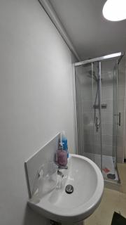 Serene Stay with Private Bathroom and Kitchen at West Bromwich - - 7