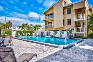 Coastal Condo Amazing Location! 50 Steps to the Beach - Clearwater Beach - 5