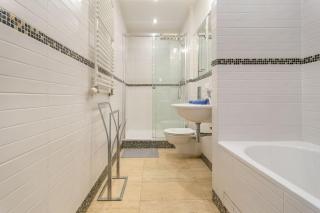 Haven, 2-bedroom apartment w/underground parking! - Krakow - 3