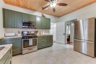 Baton Rouge Cottage with Fenced Yard Near Downtown! - 2