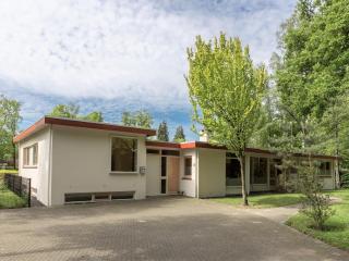 Characteristic group home in a wooded area - De Bult - 9