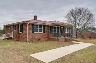 Charming Milton Home with Porch - 5 Mi to VIR! - 8