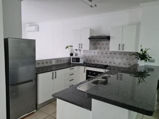 Beautiful 2 bed 2 bath apartment @ Westpoint in Sandton - Johannesburg - 8