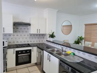 Beautiful 2 bed 2 bath apartment @ Westpoint in Sandton - Johannesburg - 4