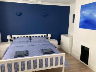 Highcliffe Apartment with Parking - 8