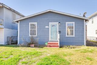 Less Than 1 Mi to Beach! Family-Friendly Galveston Home - 8